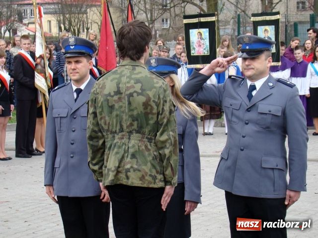 Zdjęcie w galerii na portalu naszraciborz.pl: Mieszkańcy Kuźni oddali hołd ofiarom wiadomości z regionu