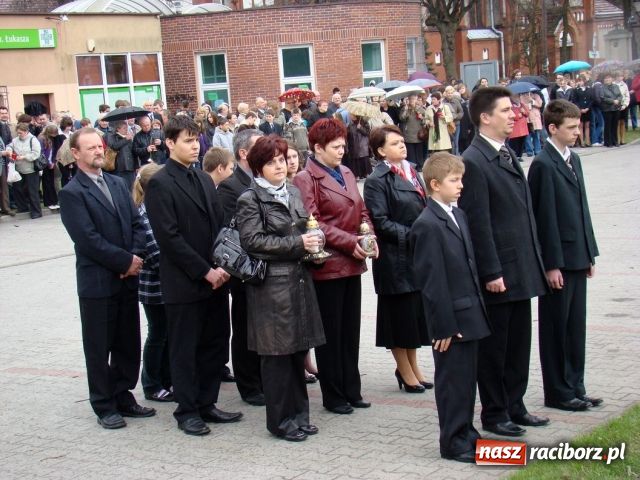 Zdjęcie w galerii na portalu naszraciborz.pl: Mieszkańcy Kuźni oddali hołd ofiarom wiadomości z regionu