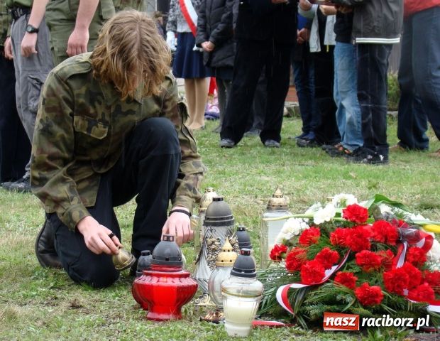 Zdjęcie w galerii na portalu naszraciborz.pl: Mieszkańcy Kuźni oddali hołd ofiarom wiadomości z regionu