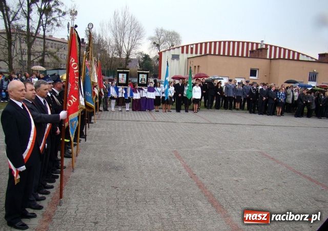 Zdjęcie w galerii na portalu naszraciborz.pl: Mieszkańcy Kuźni oddali hołd ofiarom wiadomości z regionu
