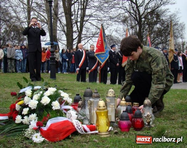 Zdjęcie w galerii na portalu naszraciborz.pl: Mieszkańcy Kuźni oddali hołd ofiarom wiadomości z regionu