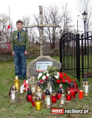 Zdjęcie w galerii na portalu naszraciborz.pl: Mieszkańcy Kuźni oddali hołd ofiarom wiadomości z regionu