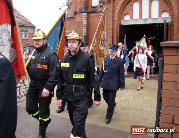 Zdjęcie w galerii na portalu naszraciborz.pl: Mieszkańcy Kuźni oddali hołd ofiarom wiadomości z regionu