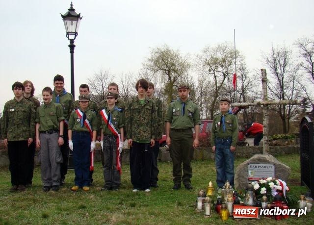 Zdjęcie w galerii na portalu naszraciborz.pl: Mieszkańcy Kuźni oddali hołd ofiarom wiadomości z regionu