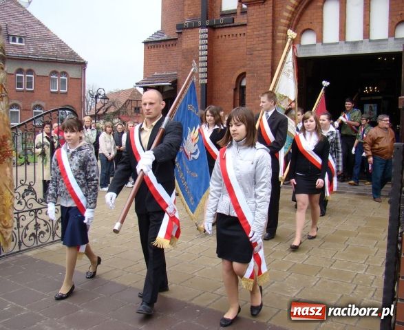 Zdjęcie w galerii na portalu naszraciborz.pl: Mieszkańcy Kuźni oddali hołd ofiarom wiadomości z regionu