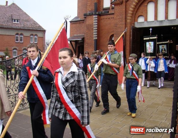 Zdjęcie w galerii na portalu naszraciborz.pl: Mieszkańcy Kuźni oddali hołd ofiarom wiadomości z regionu