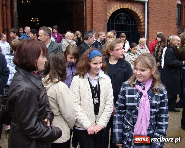 Zdjęcie w galerii na portalu naszraciborz.pl: Mieszkańcy Kuźni oddali hołd ofiarom wiadomości z regionu