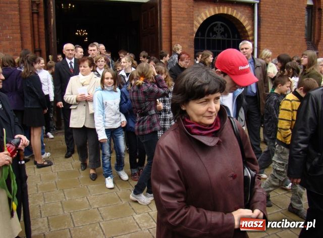 Zdjęcie w galerii na portalu naszraciborz.pl: Mieszkańcy Kuźni oddali hołd ofiarom wiadomości z regionu