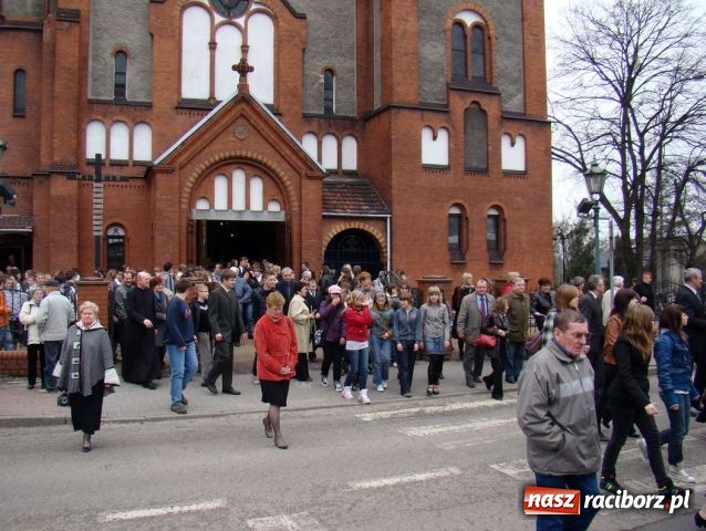 Zdjęcie w galerii na portalu naszraciborz.pl: Mieszkańcy Kuźni oddali hołd ofiarom wiadomości z regionu