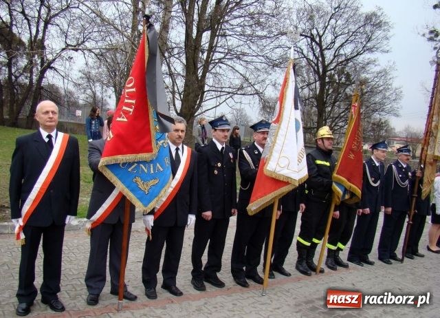 Zdjęcie w galerii na portalu naszraciborz.pl: Mieszkańcy Kuźni oddali hołd ofiarom wiadomości z regionu