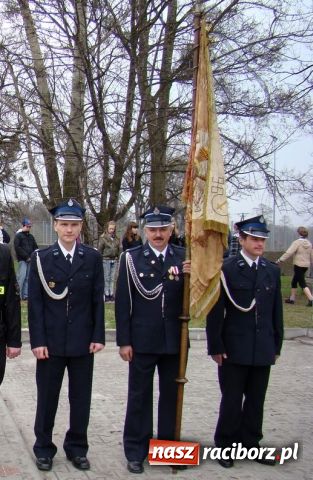 Zdjęcie w galerii na portalu naszraciborz.pl: Mieszkańcy Kuźni oddali hołd ofiarom wiadomości z regionu