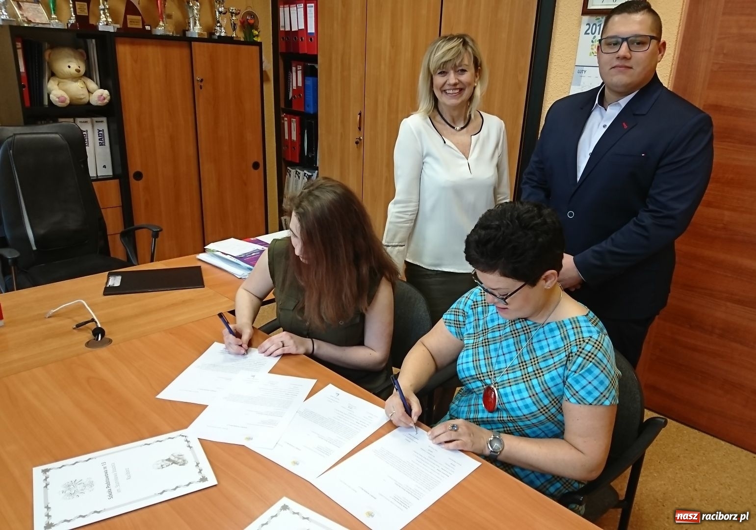 Zdjęcie w galerii na portalu naszraciborz.pl: SP13 podpisała dekret o współpracy z Młodzieżową Radą Miasta wiadomości z regionu