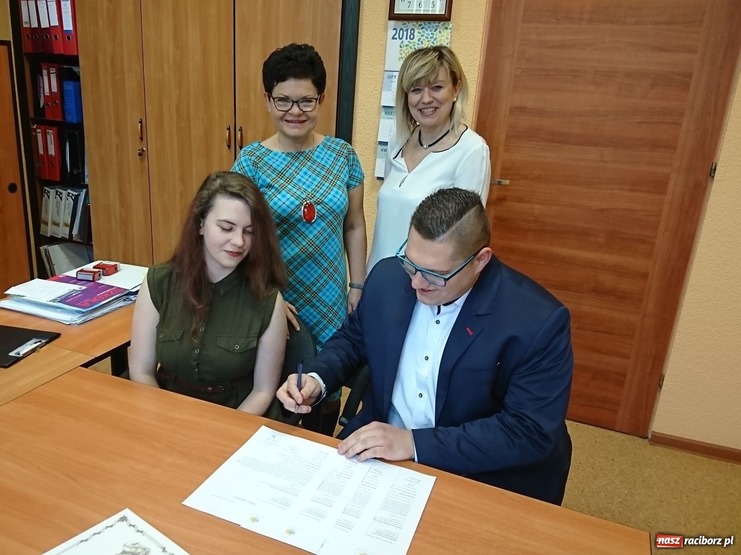 Zdjęcie w galerii na portalu naszraciborz.pl: SP13 podpisała dekret o współpracy z Młodzieżową Radą Miasta wiadomości z regionu