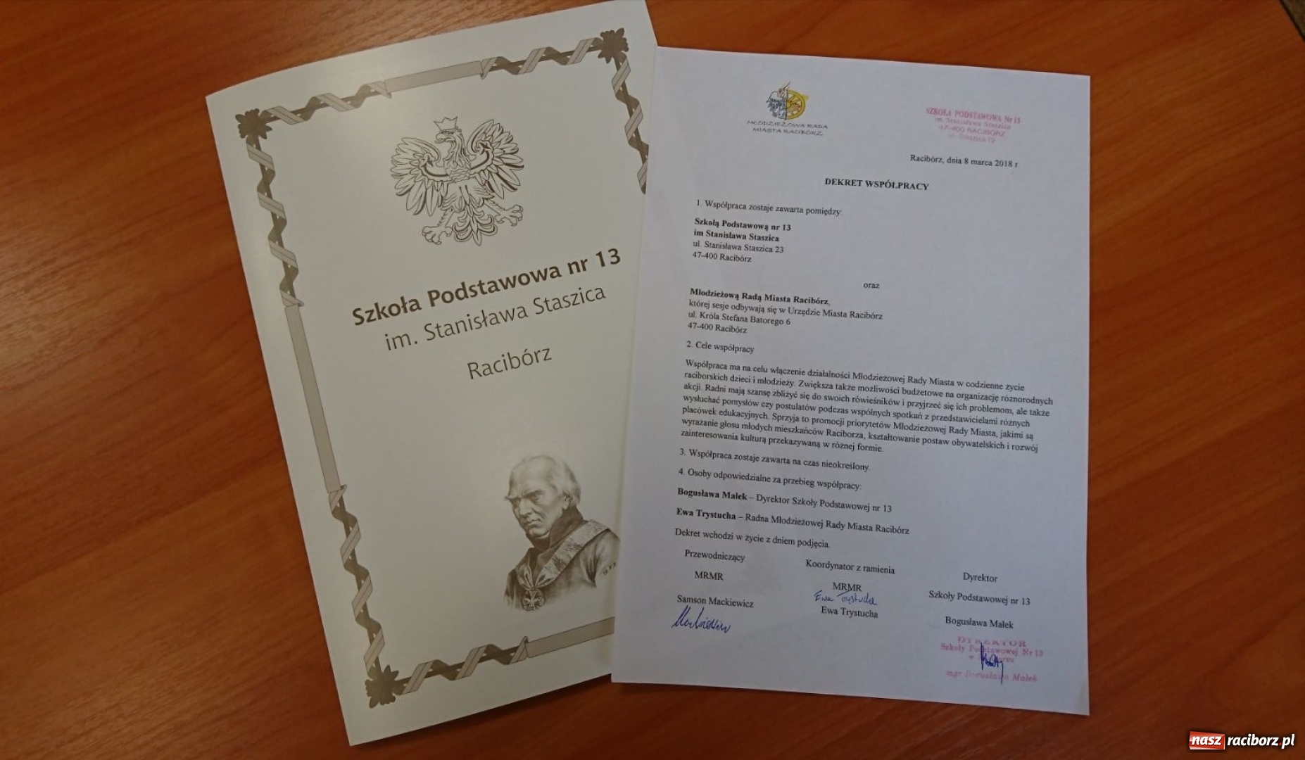 Zdjęcie w galerii na portalu naszraciborz.pl: SP13 podpisała dekret o współpracy z Młodzieżową Radą Miasta wiadomości z regionu