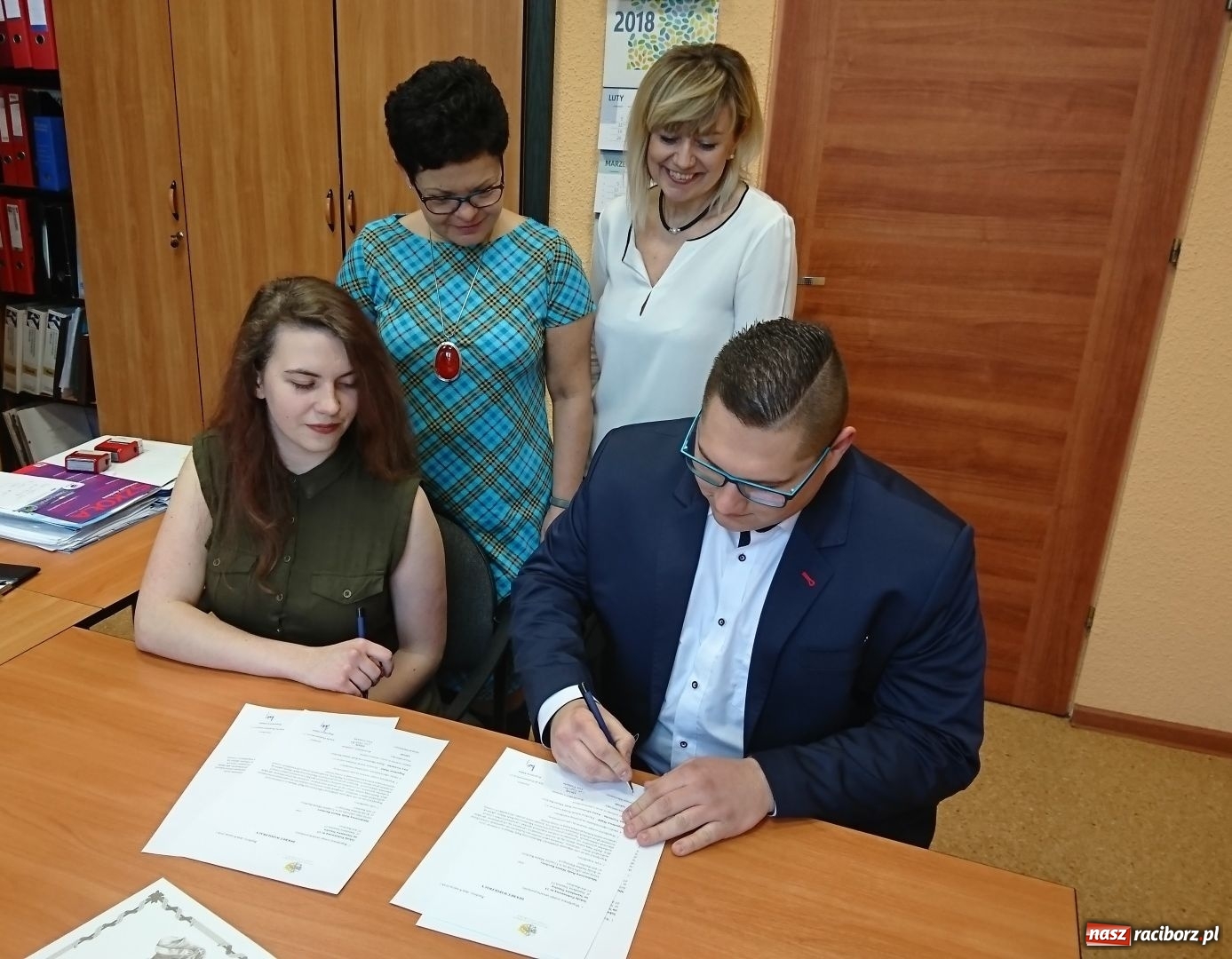 Zdjęcie w galerii na portalu naszraciborz.pl: SP13 podpisała dekret o współpracy z Młodzieżową Radą Miasta wiadomości z regionu