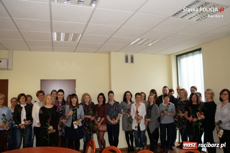 Zdjęcie w galerii na portalu naszraciborz.pl: Dzień Kobiet w raciborskiej komendzie wiadomości z regionu
