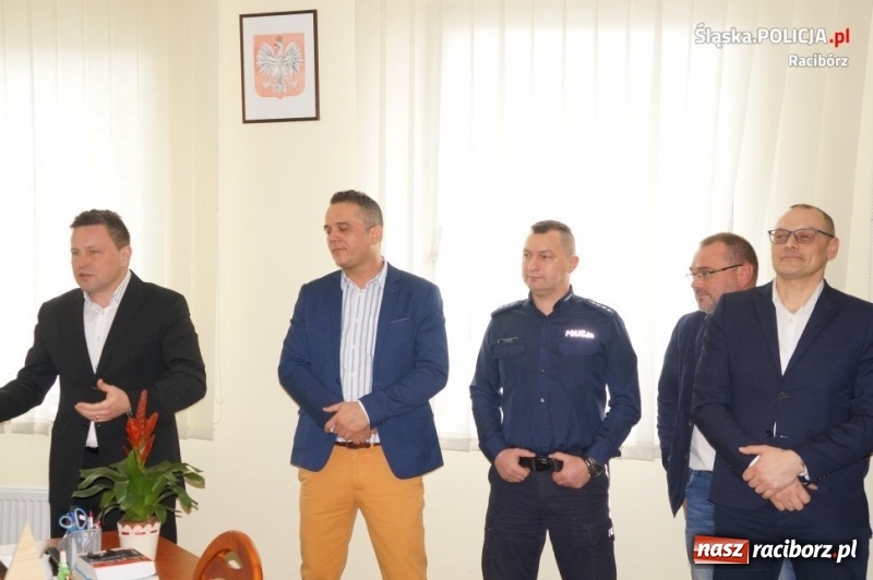 Zdjęcie w galerii na portalu naszraciborz.pl: Dzień Kobiet w raciborskiej komendzie wiadomości z regionu