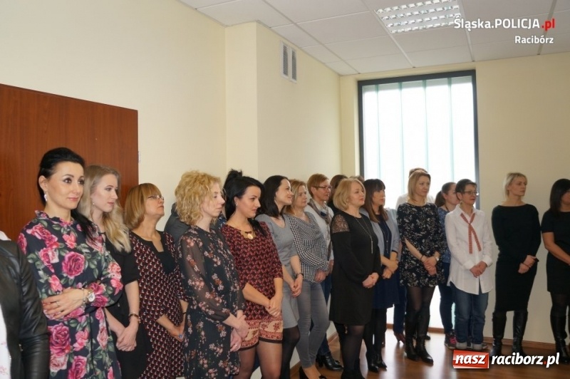 Zdjęcie w galerii na portalu naszraciborz.pl: Dzień Kobiet w raciborskiej komendzie wiadomości z regionu