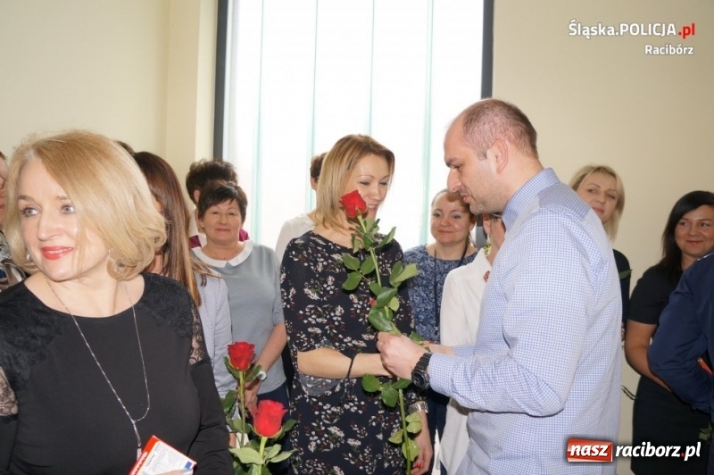 Zdjęcie w galerii na portalu naszraciborz.pl: Dzień Kobiet w raciborskiej komendzie wiadomości z regionu