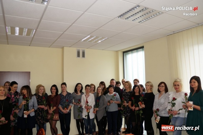 Zdjęcie w galerii na portalu naszraciborz.pl: Dzień Kobiet w raciborskiej komendzie wiadomości z regionu