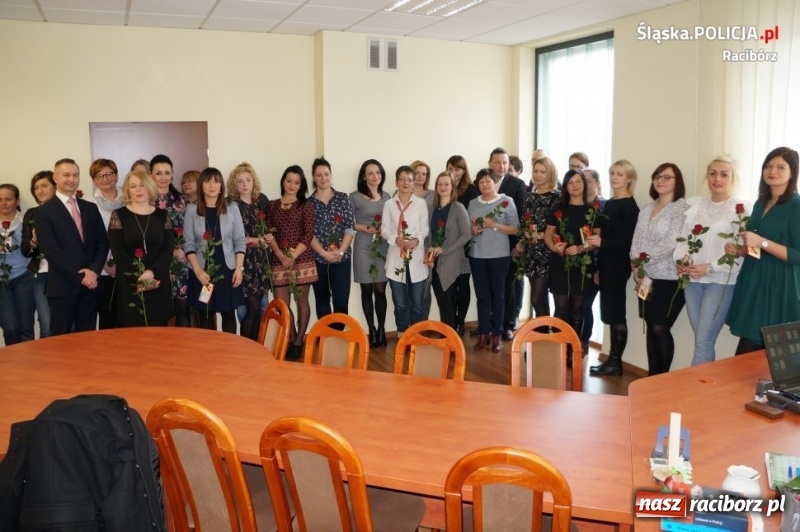Zdjęcie w galerii na portalu naszraciborz.pl: Dzień Kobiet w raciborskiej komendzie wiadomości z regionu