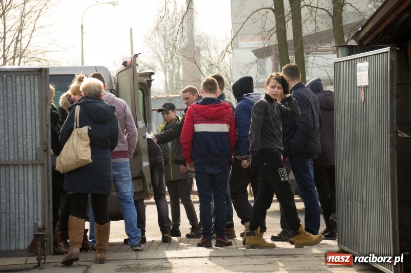Zdjęcie w galerii na portalu naszraciborz.pl: Młodzież kuźniańskiego MOW i raciborskiej szkoły dla niesłyszących przekazała budę dla raciborskiego schroniska wiadomości z regionu