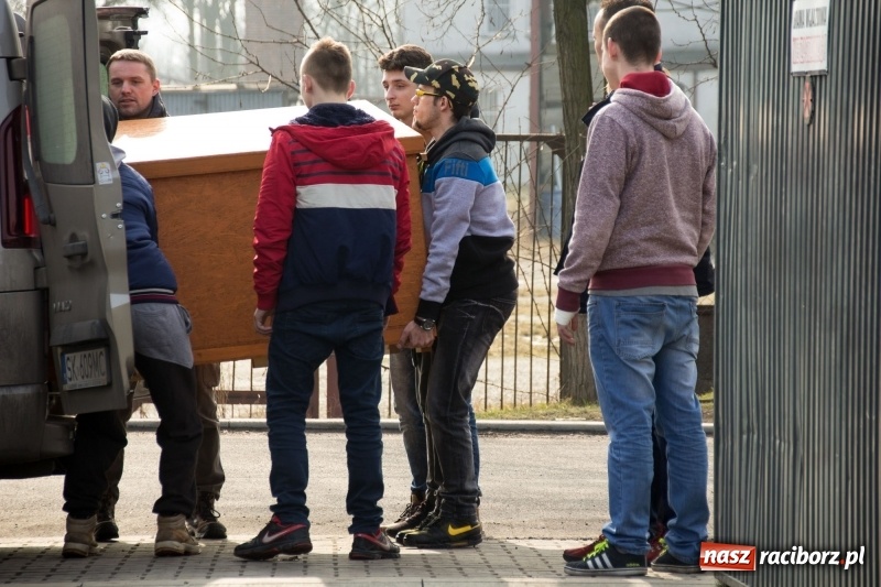 Zdjęcie w galerii na portalu naszraciborz.pl: Młodzież kuźniańskiego MOW i raciborskiej szkoły dla niesłyszących przekazała budę dla raciborskiego schroniska wiadomości z regionu
