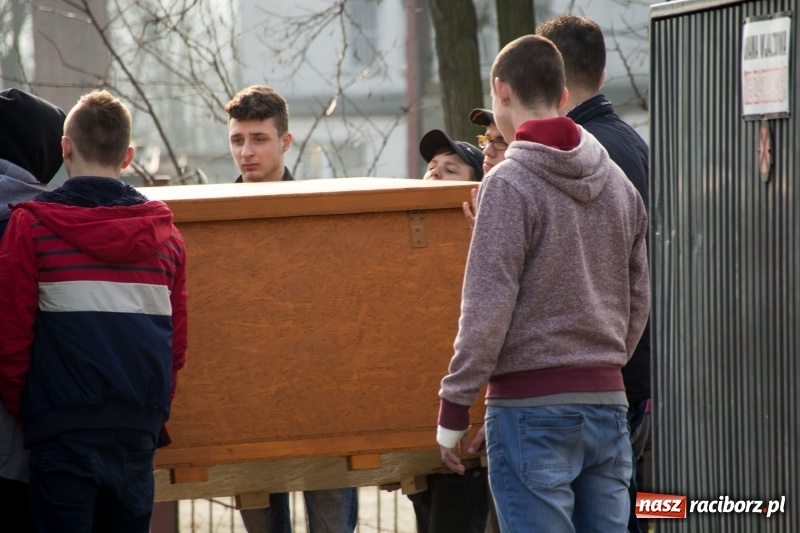 Zdjęcie w galerii na portalu naszraciborz.pl: Młodzież kuźniańskiego MOW i raciborskiej szkoły dla niesłyszących przekazała budę dla raciborskiego schroniska wiadomości z regionu