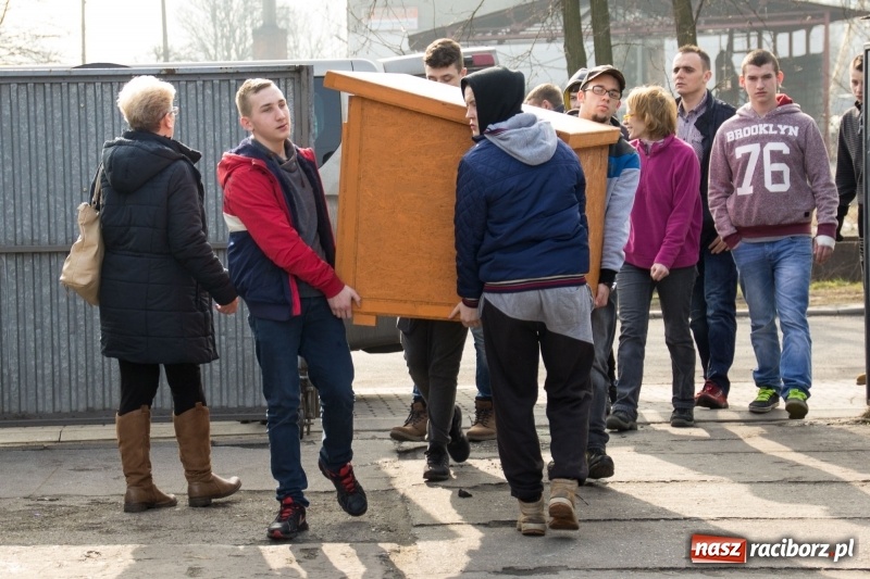 Zdjęcie w galerii na portalu naszraciborz.pl: Młodzież kuźniańskiego MOW i raciborskiej szkoły dla niesłyszących przekazała budę dla raciborskiego schroniska wiadomości z regionu
