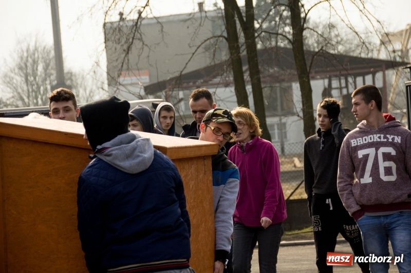 Zdjęcie w galerii na portalu naszraciborz.pl: Młodzież kuźniańskiego MOW i raciborskiej szkoły dla niesłyszących przekazała budę dla raciborskiego schroniska wiadomości z regionu