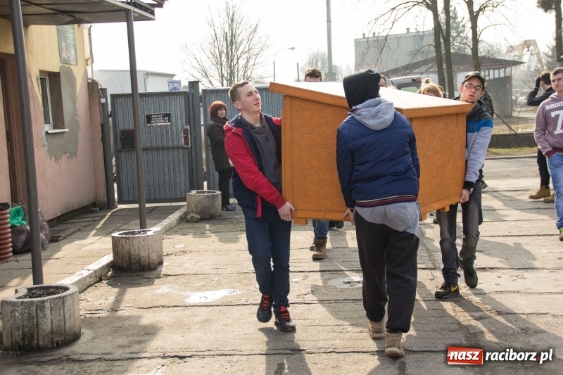 Zdjęcie w galerii na portalu naszraciborz.pl: Młodzież kuźniańskiego MOW i raciborskiej szkoły dla niesłyszących przekazała budę dla raciborskiego schroniska wiadomości z regionu
