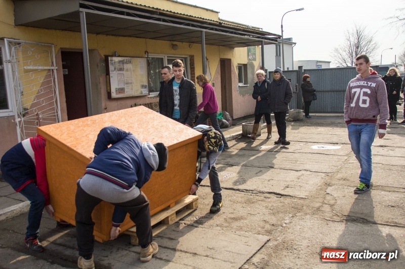 Zdjęcie w galerii na portalu naszraciborz.pl: Młodzież kuźniańskiego MOW i raciborskiej szkoły dla niesłyszących przekazała budę dla raciborskiego schroniska wiadomości z regionu