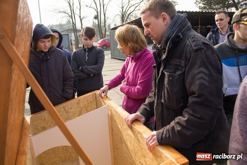Zdjęcie w galerii na portalu naszraciborz.pl: Młodzież kuźniańskiego MOW i raciborskiej szkoły dla niesłyszących przekazała budę dla raciborskiego schroniska wiadomości z regionu