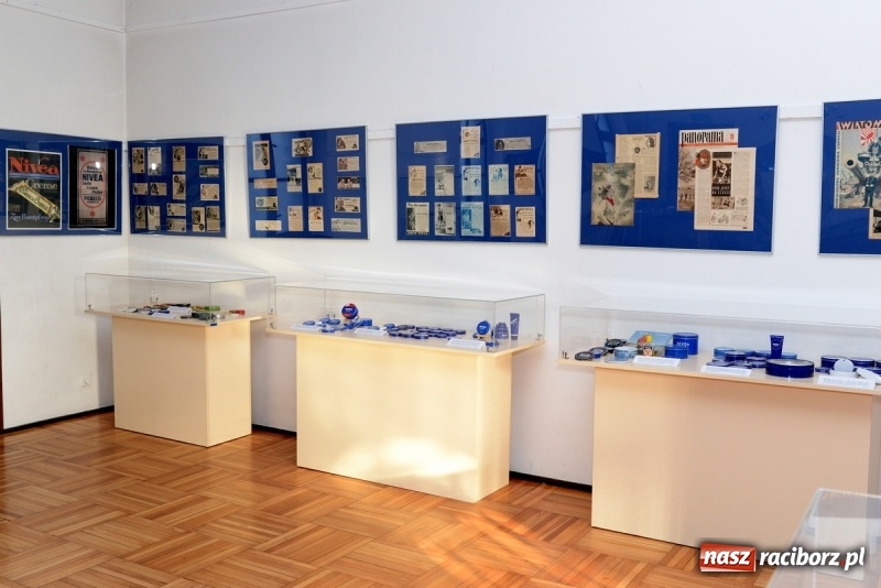 Zdjęcie w galerii na portalu naszraciborz.pl: Nivea jest dobra na wszystko. Nowa wystawa w raciborskim Muzeum wiadomości z regionu