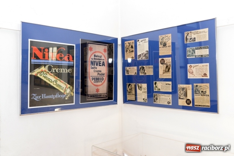 Zdjęcie w galerii na portalu naszraciborz.pl: Nivea jest dobra na wszystko. Nowa wystawa w raciborskim Muzeum wiadomości z regionu