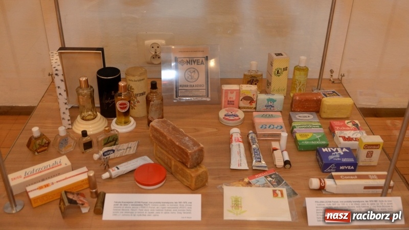 Zdjęcie w galerii na portalu naszraciborz.pl: Nivea jest dobra na wszystko. Nowa wystawa w raciborskim Muzeum wiadomości z regionu