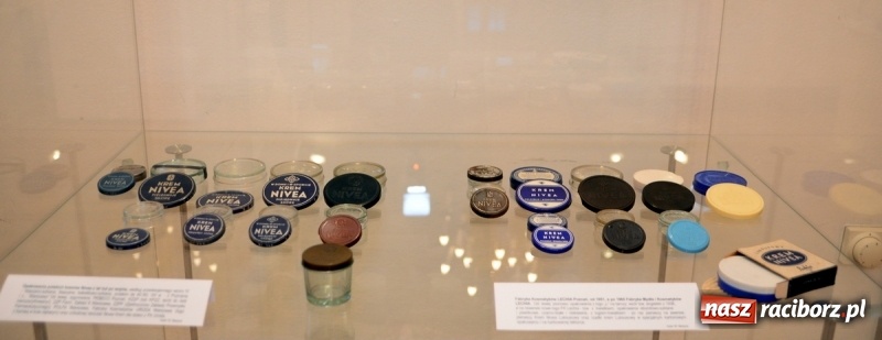 Zdjęcie w galerii na portalu naszraciborz.pl: Nivea jest dobra na wszystko. Nowa wystawa w raciborskim Muzeum wiadomości z regionu