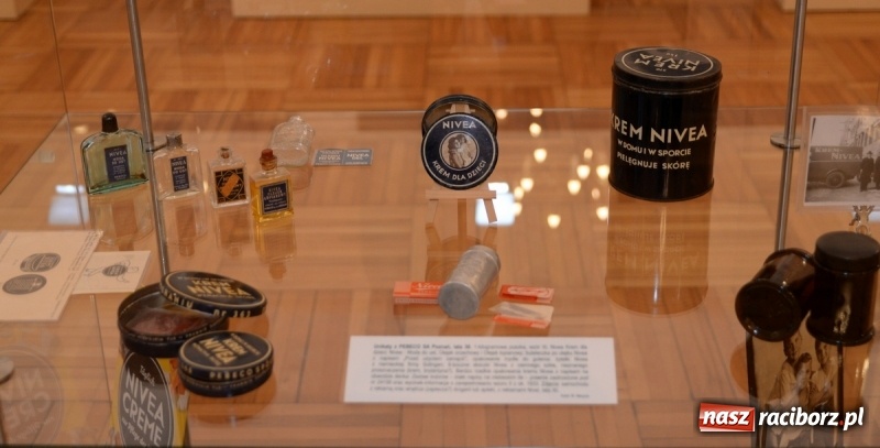 Zdjęcie w galerii na portalu naszraciborz.pl: Nivea jest dobra na wszystko. Nowa wystawa w raciborskim Muzeum wiadomości z regionu
