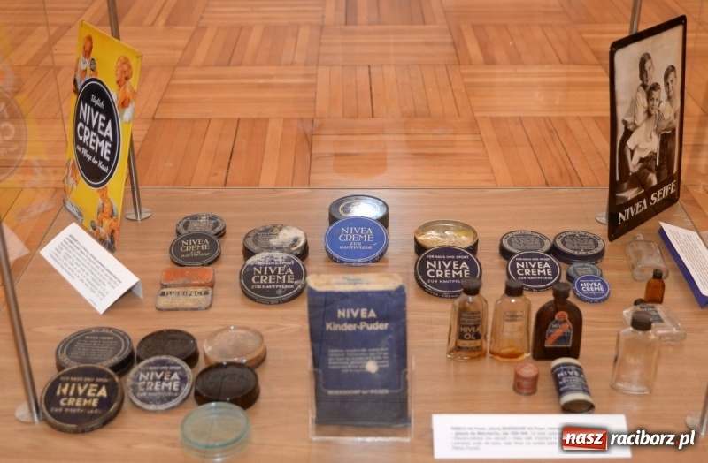 Zdjęcie w galerii na portalu naszraciborz.pl: Nivea jest dobra na wszystko. Nowa wystawa w raciborskim Muzeum wiadomości z regionu