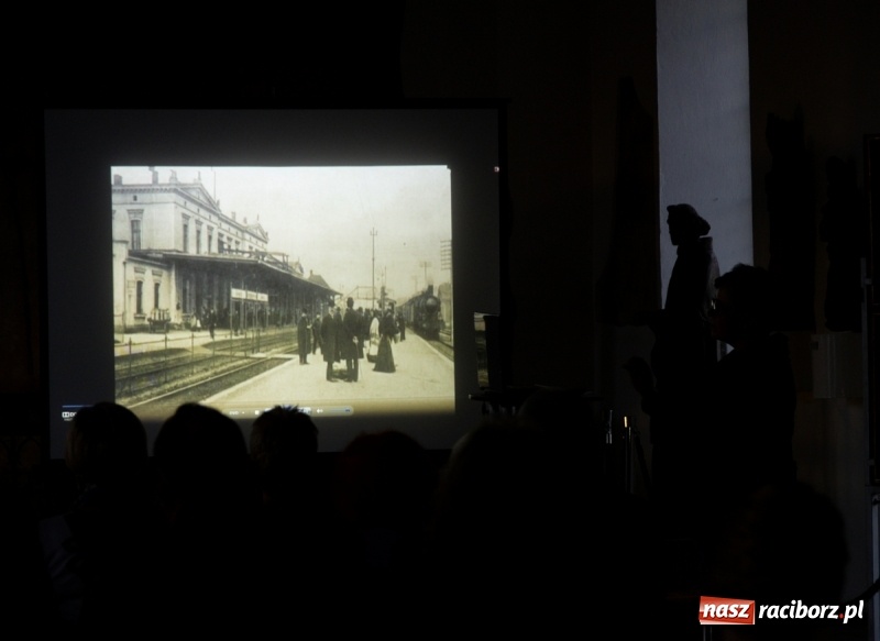 Zdjęcie w galerii na portalu naszraciborz.pl: Nivea jest dobra na wszystko. Nowa wystawa w raciborskim Muzeum wiadomości z regionu