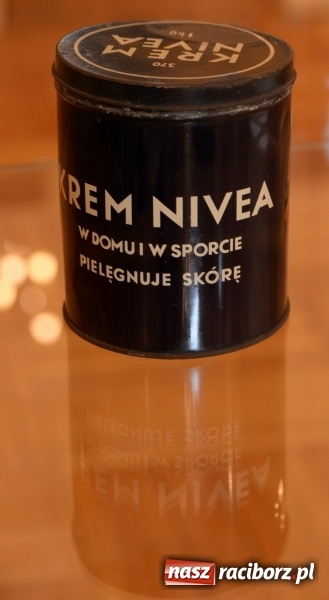 Zdjęcie w galerii na portalu naszraciborz.pl: Nivea jest dobra na wszystko. Nowa wystawa w raciborskim Muzeum wiadomości z regionu