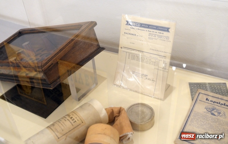 Zdjęcie w galerii na portalu naszraciborz.pl: Nivea jest dobra na wszystko. Nowa wystawa w raciborskim Muzeum wiadomości z regionu