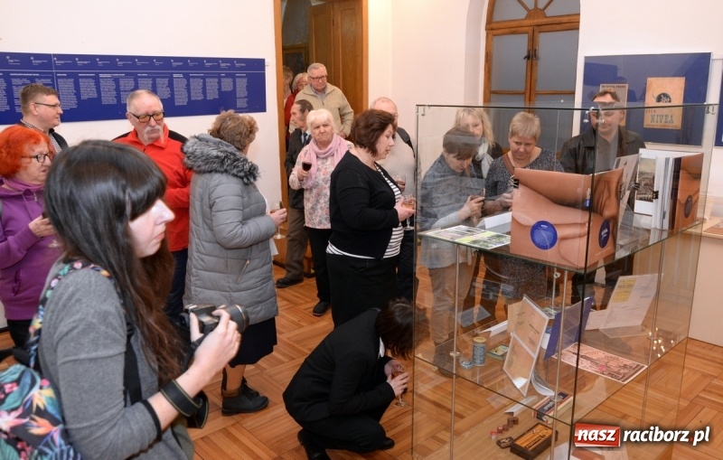 Zdjęcie w galerii na portalu naszraciborz.pl: Nivea jest dobra na wszystko. Nowa wystawa w raciborskim Muzeum wiadomości z regionu