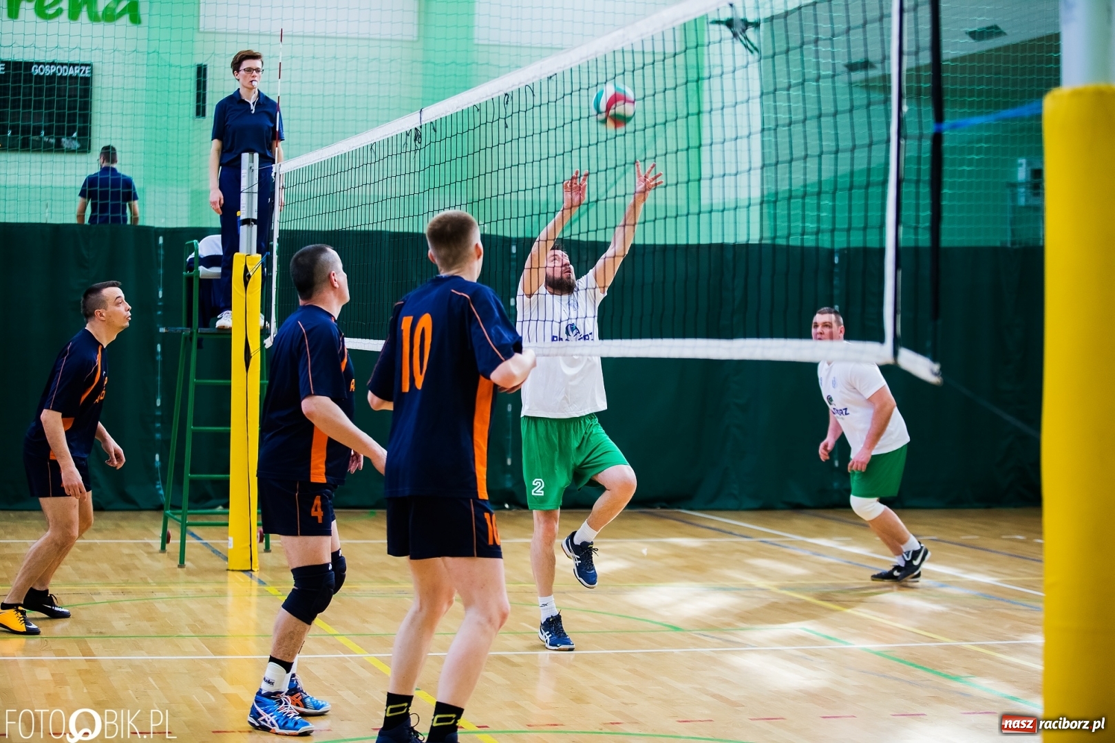 Zdjęcie w galerii na portalu naszraciborz.pl: Siatkarze zakładów pracy i służb mundurowych walczą o Puchar Prezydenta wiadomości z regionu