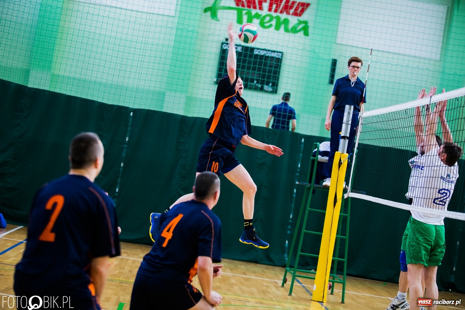 Zdjęcie w galerii na portalu naszraciborz.pl: Siatkarze zakładów pracy i służb mundurowych walczą o Puchar Prezydenta wiadomości z regionu
