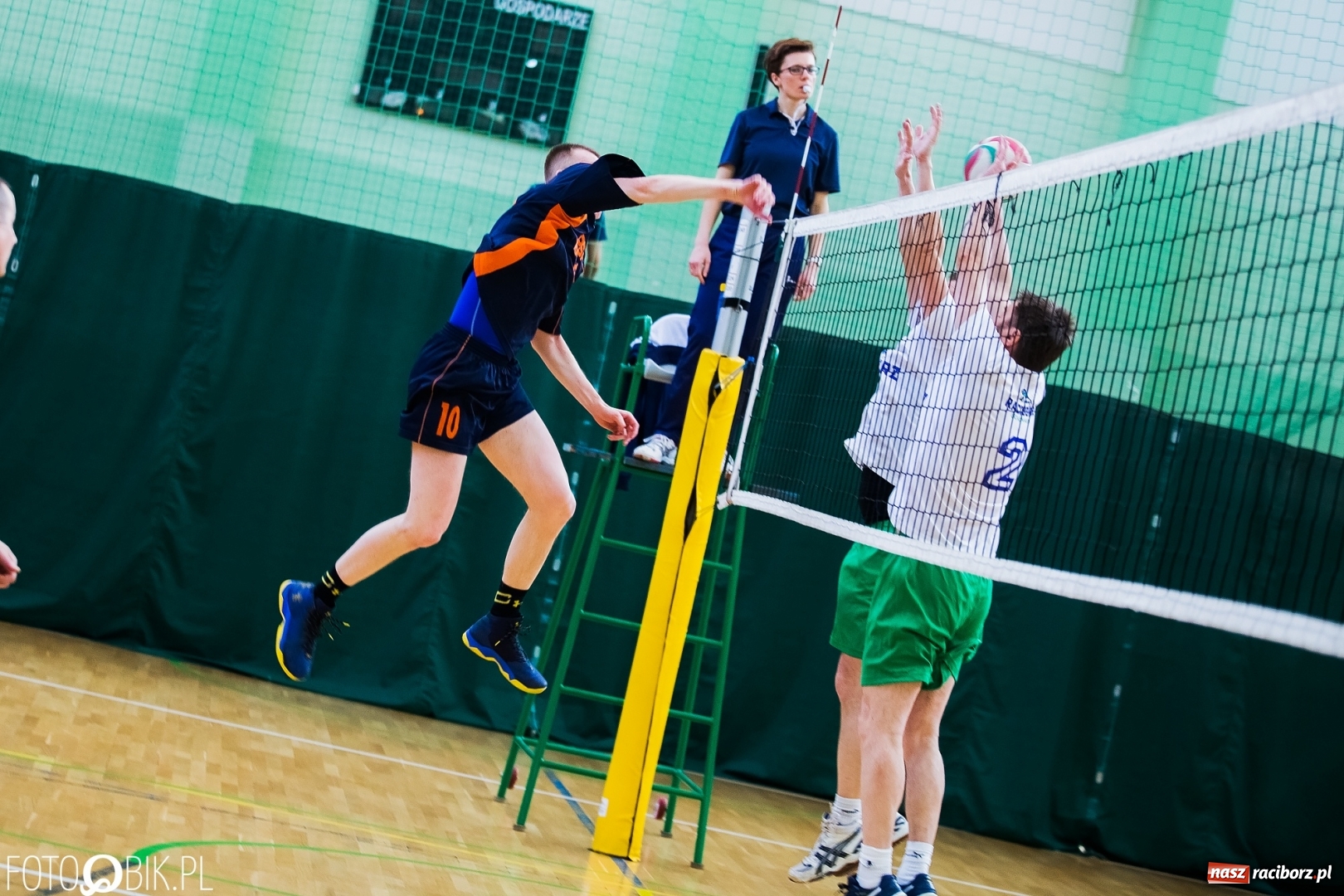 Zdjęcie w galerii na portalu naszraciborz.pl: Siatkarze zakładów pracy i służb mundurowych walczą o Puchar Prezydenta wiadomości z regionu