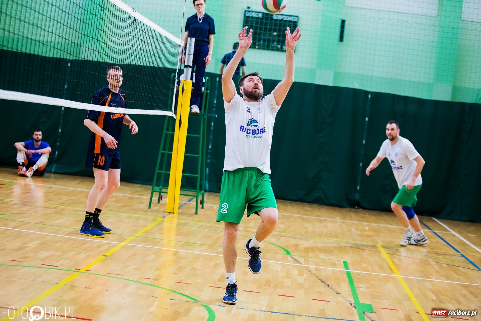 Zdjęcie w galerii na portalu naszraciborz.pl: Siatkarze zakładów pracy i służb mundurowych walczą o Puchar Prezydenta wiadomości z regionu