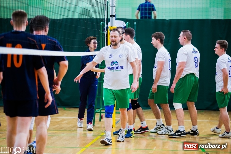 Zdjęcie w galerii na portalu naszraciborz.pl: Siatkarze zakładów pracy i służb mundurowych walczą o Puchar Prezydenta wiadomości z regionu
