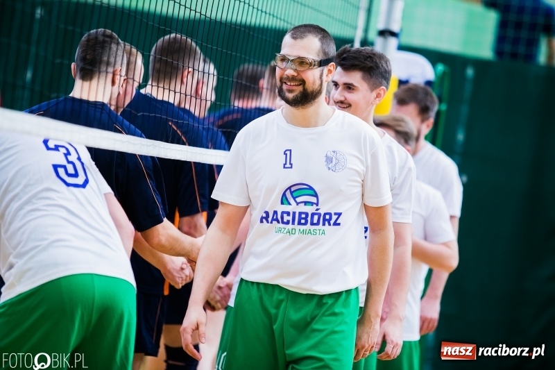 Zdjęcie w galerii na portalu naszraciborz.pl: Siatkarze zakładów pracy i służb mundurowych walczą o Puchar Prezydenta wiadomości z regionu