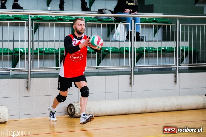 Zdjęcie w galerii na portalu naszraciborz.pl: Siatkarze zakładów pracy i służb mundurowych walczą o Puchar Prezydenta wiadomości z regionu